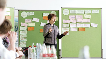 Prof. Dr. Astrid Rehorek unterrichtet Studierende (Bild: Costa Belibasakis/TH Köln)