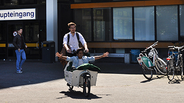 Zwei Studenten auf Lastenfahrrad  (Bild: @TH Köln)