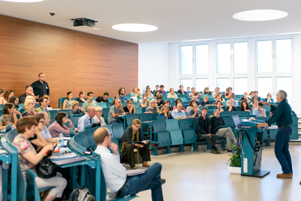 Dr. Matthias Wagner (Universität Bielefeld) in der Diskussion mit Studierenden