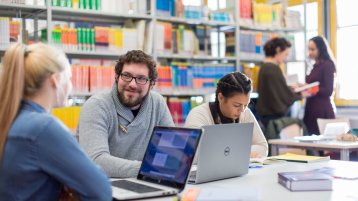 Studierende bei der Gruppenarbeit in der Campusbibliothek Deutz (Image: TH Köln / Heike Fischer)