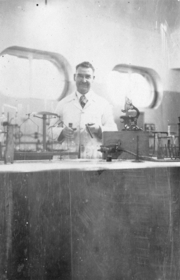 Gerhard Suntrop im Labor der Ingenieurschule Köln am 15. Dezember 1941