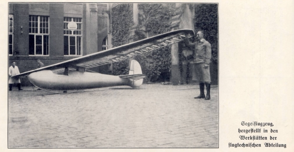 Foto eines Segelflugzeugs im Innenhof der Maschinenbauschulen in den 1930er Jahren
