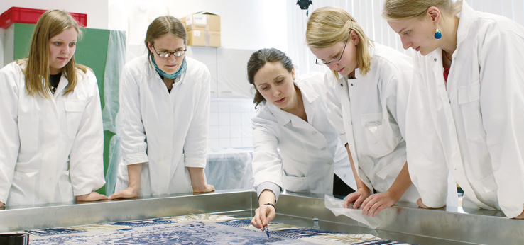 Studentinnen der Restaurierungswissenschaften analysieren historische Textilien  (Image: Thilo Schmülgen/TH Köln)