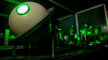 Kugel mit eiem runden Loch, aus dem grünes Licht scheint (Bild: Thilo Schmülgen/TH Köln)