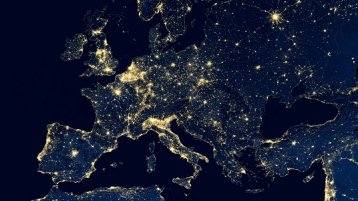 Satellitenbild von Europa bei Nacht mit elektrischer Beleuchtung (Bild: scaliger/AdobeStock.com)