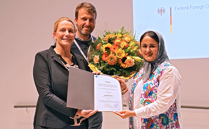 Samaneh Ilchi (rechts im Bild bekommt eine Urkunde für den DAAD-Preis überreicht)
