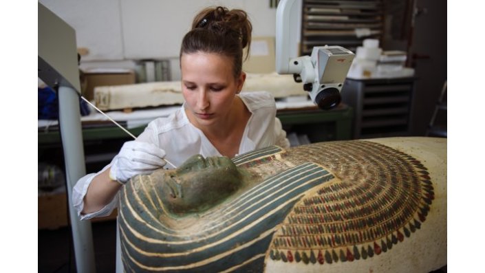 Restauratorin Susanne Kummer konserviert den über 2.600 Jahre alten Sarg.