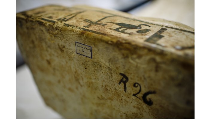 In Hieroglyphenschrift steht am Fuße des Sarges der Name Harsiese. Auch zu erkennen: Der Aufkleber, auf dem Anfang der 1900er Jahre der Fundort notiert wurde.