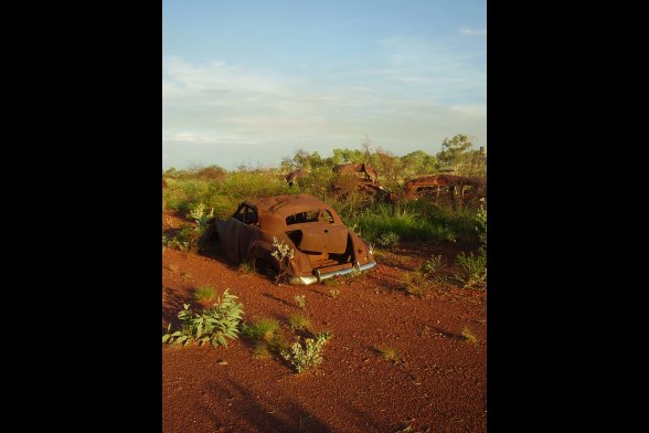 Verrostete Überreste von Autos im Outback