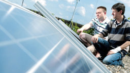Zwei Männer vor der Solaranlage am Campus Deutz (Bild: FH Köln/Thilo Schmülgen)