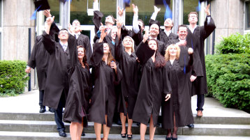 Bachelor-Absolventen und Absolventinnen der Bonner Akademie (Bild: Bonner Akademie)
