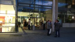 Gesprächsgruppen am Abend vor einem Hochschulgebäude (Bild: Manfred Stern/FH Köln)